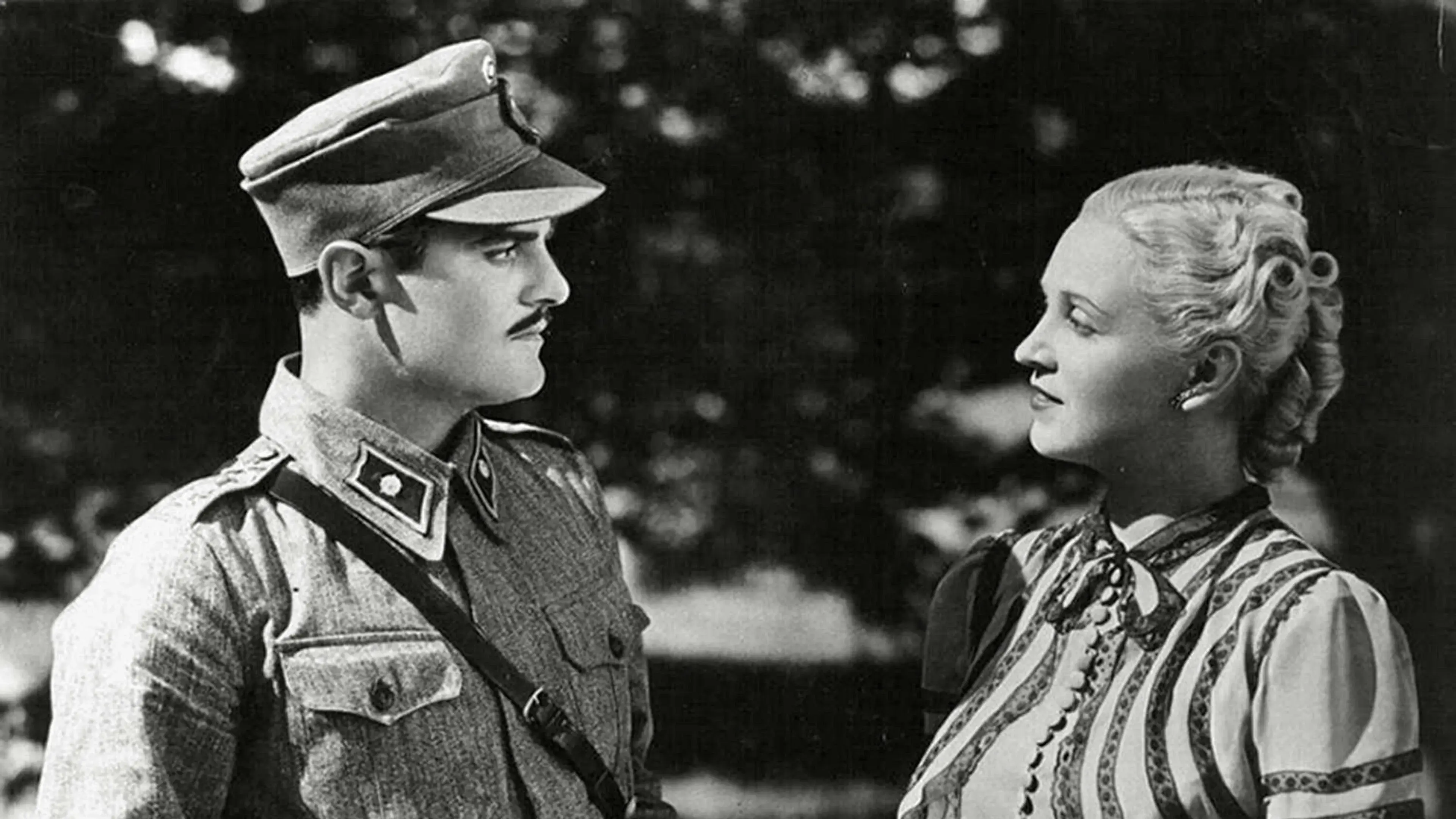 Serenaadi sotatorvella eli sotamies Paavosen tuurihousut