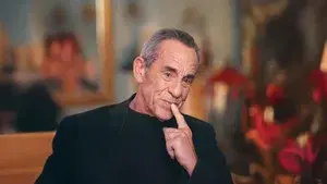 La face cachée de l'homme en noir